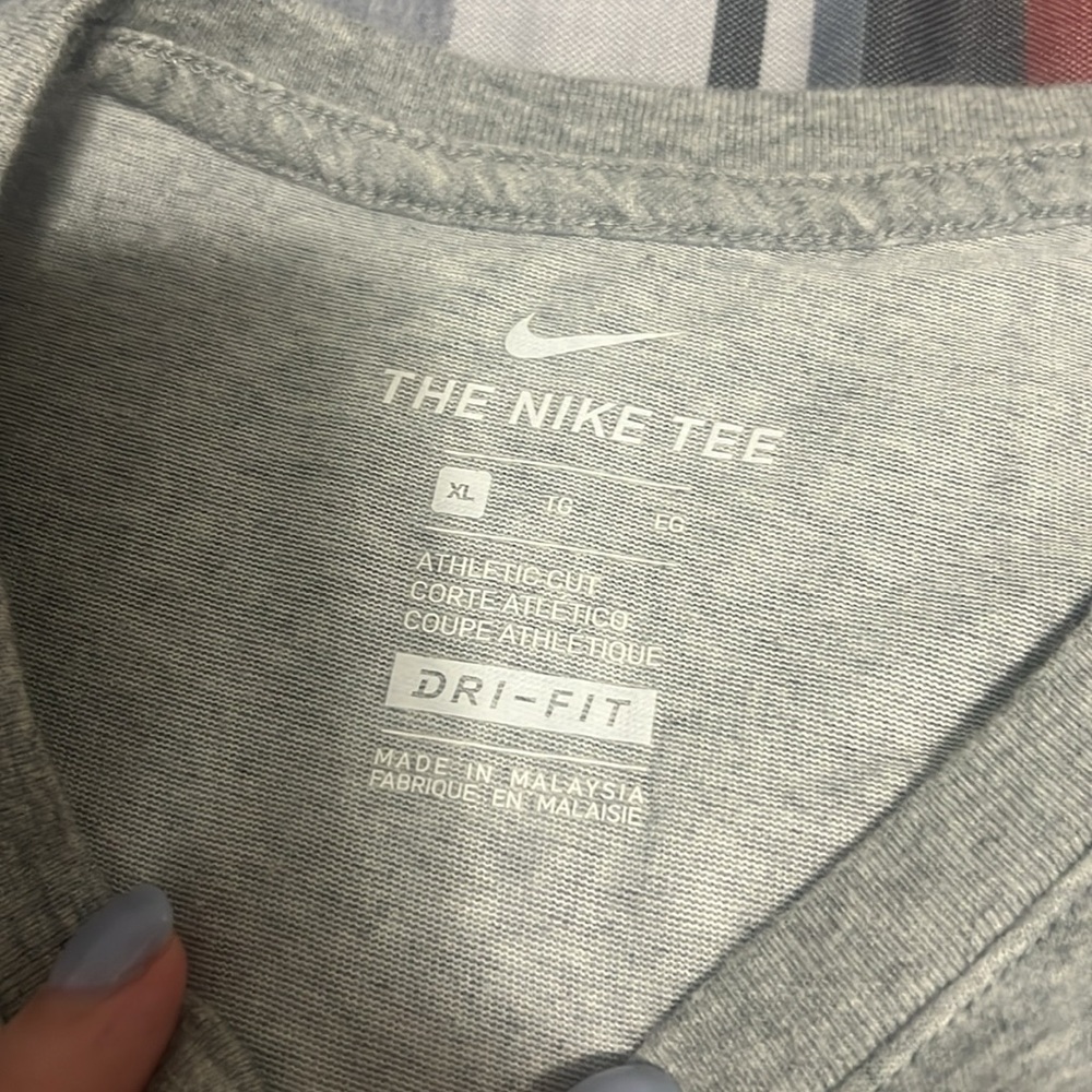 Men’s Nike Heather Gray Dri-FIT Tee! - Picture 2 of 5